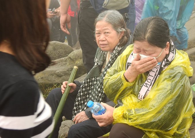 Hàng nghìn người trẩy hội Yên Tử trong sương mù